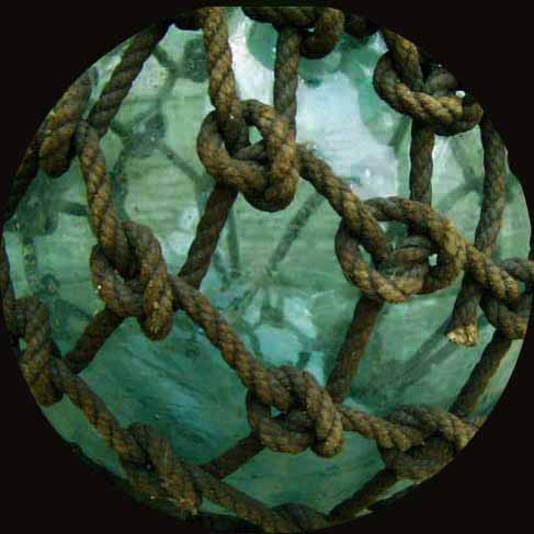 大きなガラス玉を網でくるんだ「浮き玉」 | 作家ブログ 小林一夫